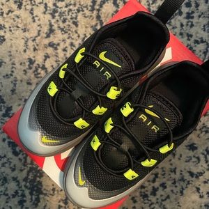 NIB Nike Air Max Axis (Toddler) 9C